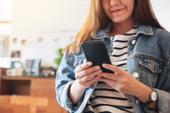 woman-with-smartphone